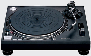 2 проигрывателя винила Technics SL-1210MK2