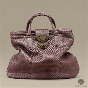 Сумка из кожи питона от Bottega  Veneta