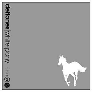 красная футболка с обложкой альбома "white pony"