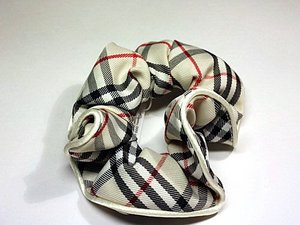 резинка для волос такая, как на картинке, только не фальшивый burberry, скорее просто коричневая и НЕ бархатная