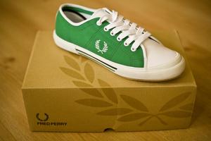 обязательно бело-зеленые кеды, обязательно FRED PERRY