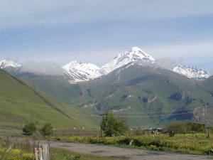 поехать в Казбеги (Грузия), а ещё точнее в горное село Сно)))