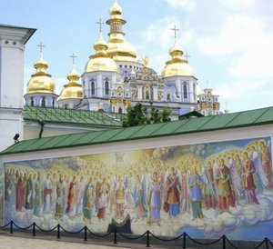 Поехать опять в Киеви зайти в Михайловский и посмотреть на ту каменную штуку 12 века