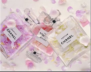 духи Chanel(какие именно не знаю))