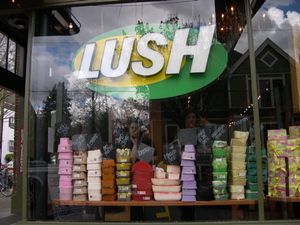 кучу всего из LUSH