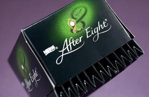 много конфет Nestle After Eight из темного шоколада