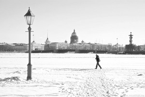 Перейти Неву по льду