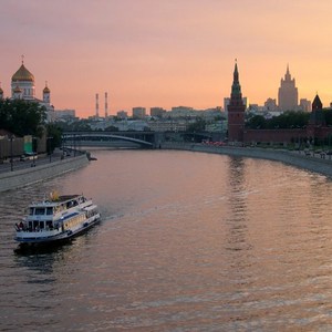 Покататься на речном трамвайчике по Москве-реке