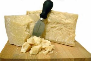 сыр parmigiano reggiano, или другой твердый итальянский сыр