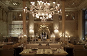 отметить др в Baccarat Crystal Room