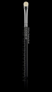 Кисть MAC 239 Eye Shader Brush