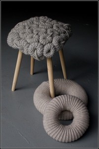 Теплые вязаные табуретки Knitted Stools