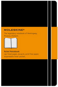 стопка ежедневников и записных книжек Moleskine