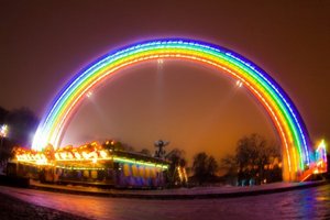 Врубить по всем вещателям в районе арки дружбы народов Яна Тирсена! : )