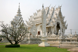 посетить Wat Rong Khun