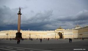 долго-долго стоять на Дворцовой и смотреть в небо