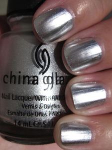 Лак для ногтей  с эффектом зеркала хромовый или как его еще назвать - China Glaze Millenium, или MAC Yes, или, на худой конец: C