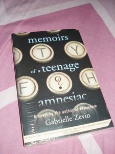 Книгу 'Memoirs of a Teenage Amnesiac'