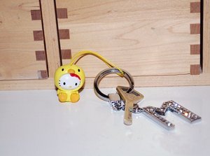 брелок на телефон с hello kitty