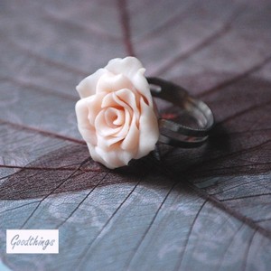 Tender pink blooming rose ring