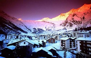 горы Saas Fee или что-то подобное