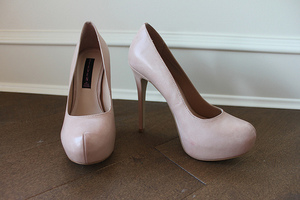 Nude pumps