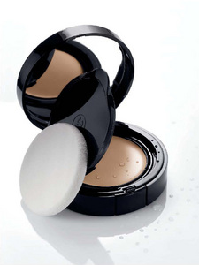 Chanel Vitalumiere Aqua Compact - 10 beige