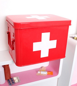 Коробка для вещей 'First Aid Kit'.