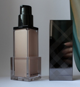 Burberry Fresh glow  Luminous Fluid base