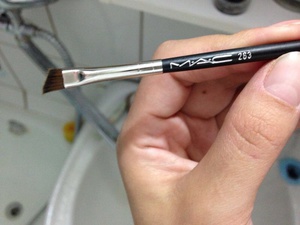 Кисть MAC 263 small angle brush