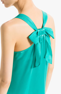 CONTRASTING BOW TOP