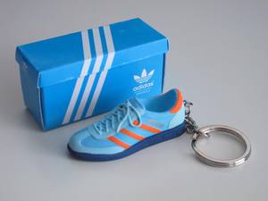 Брелок с кроссовком Adidas