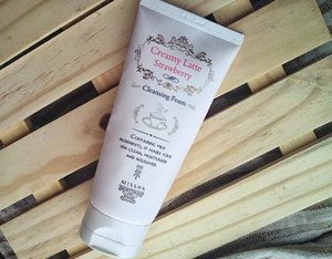 Missha Creamy Latte Strawberry Cleansing Foam