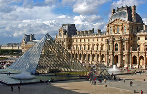 Посетить Louvre Museum