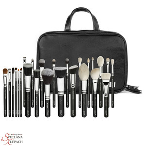 MAKEUP ARTIST ZOE BAG