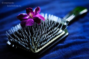 Массажная расческа Shu Uemura Paddle Brush с нейлоновой и кабаньей щетиной