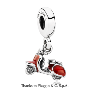 серебряная Vespa