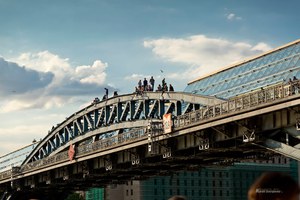 Посмотреть за закат на мосту