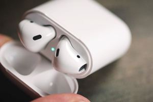 Беспроводные наушники Apple AirPods с зарядным чехлом