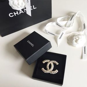 Брошь CHANEL