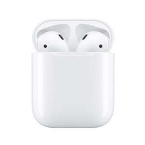 Беспроводные наушники Apple AirPods в зарядном футляре