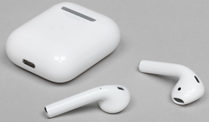 Наушники AirPods с беспроводным зарядным футляром