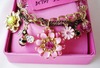 браслет BETSEY JOHNSON GARDEN FLOWER CHARM