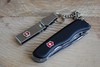 Металлическая клипса Victorinox с короткой цепочкой