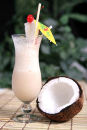 выпить пару бокальчиков Pina Colada