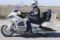 байк HONDA-Gold Wing белого цвета