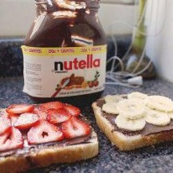 toast with nutella and fruits